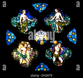 Adam und Eva Glasfenster, St. Nicholas Church, Hatherop, Gloucestershire, England, UK Stockfoto