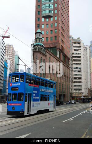 Hong Kong Straßenbahn vorbei an der chinesischen methodistische Kirche in Wan chai Stockfoto