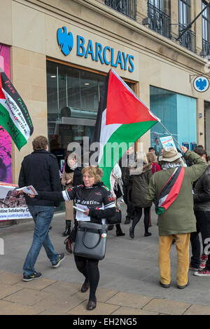 Pro-palästinensische Protest außerhalb eine Filiale der Barclays Bank auf Prince Street, Edinburgh, Schottland, UK statt. Stockfoto