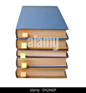 Stapel Bücher mit Lesezeichen isoliert auf weißem Hintergrund Stockfoto