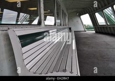 Leere Bank an Deck der Fähre Stockfoto
