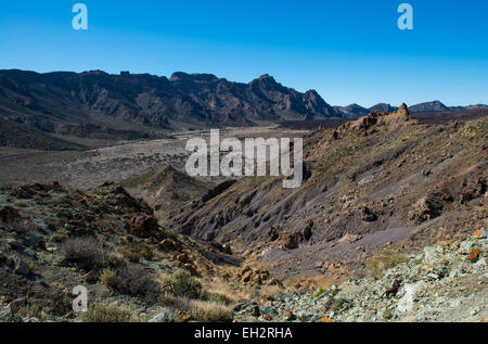 Schwarze und rote Tal der Lava auf Teneriffa in Spanien. Stockfoto