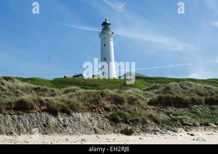 der Leuchtturm in Hirtshals in Dänemark ein schöner Tag mit blauem Himmel Stockfoto