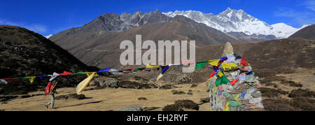 Buddhistische Stupa mit Gebetsfahnen und Mani Gebet Wand, Orsho Dorf, Everest base camp Trek, Sagarmatha Nationalpark, UNESCO-W Stockfoto