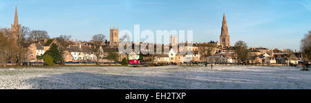 Panorama-Bild der Stamford Town im Schnee die Wiesen, Lincolnshire, England, UK entnommen. Stockfoto