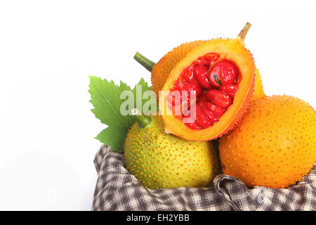 GAC Frucht, Baby Jackfrucht, stacheligen bitterer Kürbis in Holzkiste Stockfoto