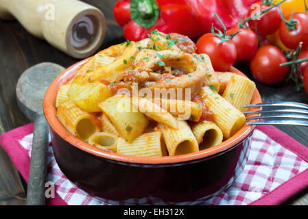 Roter Knurrhahn Suppe mit Mezze Maniche italienische pasta Stockfoto