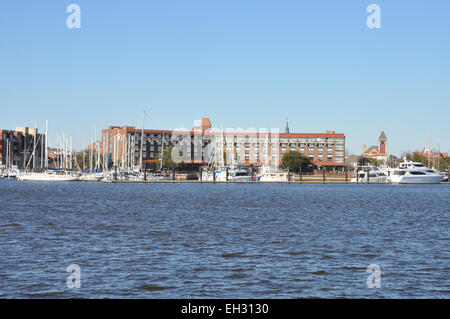 New Bern, North Carolina Wasser, mit der Marina und Hilton Hotel. Stockfoto