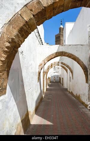 Marokko, Casablanca, Habous Bezirk erbaut zwischen 1917 und 1955 von den Architekten Auguste Cadet und Edmond Brion, Straße mit Arkaden und Moulay Youssef Moschee im Hintergrund Stockfoto