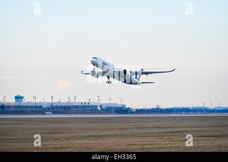 Airbus, ein 350 XWB ausziehen, Start, in der Luft, Luft, Flugzeuge, Flugzeug, Flugzeug, Flughafen München, Turm, Übersicht, Panorama, Blick, Stockfoto