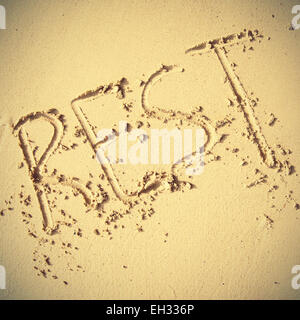 Wort "Rest" auf dem Sand geschrieben.  Retro-Stil vorgefiltert Bild Stockfoto