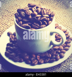 Tasse voll Kaffee Bohnen.  Retro-Stil vorgefiltert Bild Stockfoto