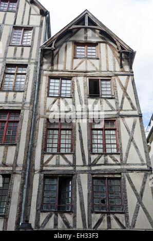 Nr. 13 Rue François Miron ist eines der ältesten Häuser in Paris. Stockfoto