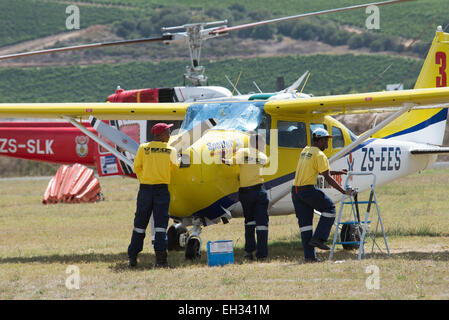 Flugzeug in Stellenbosch in der Brandbekämpfung in der Western Cape Südafrika Spotter-Ebene gewaschen verwendet zur Brandbekämpfung Stockfoto