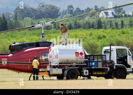 Feuer, Kampf Hubschrauber Betankung auf Stellenbosch für die Brandbekämpfung in der Western Cape-Südafrika Stockfoto