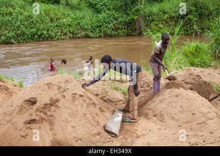 Sand Kollektoren arbeiten in einem schnell fließenden Fluss.  Dies ist eine ideale Brutstätte für die schwarze fliegen, die die Krankheit Flussblindheit oder Onchozerkose tragen. Stockfoto