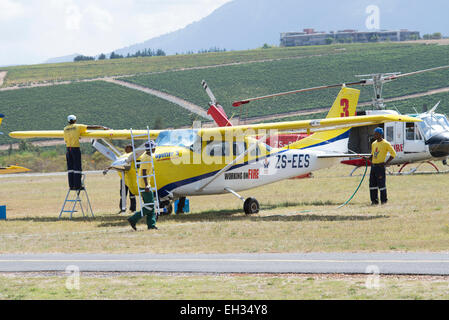 Flugzeug in Stellenbosch in der Brandbekämpfung in der Western Cape Südafrika Spotter-Ebene gewaschen verwendet zur Brandbekämpfung Stockfoto