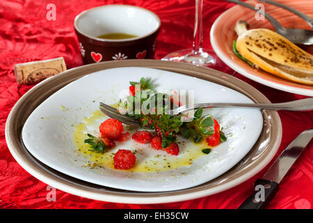 Speisereste nach dem Mittagessen Stockfoto