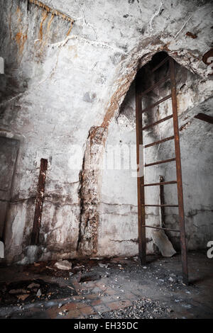 Alte verlassene leere Bunker Innenraum mit weißen Wänden und verrosteten Konstruktionen Stockfoto