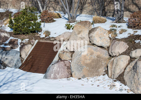 Ein Sturm in einem Bioswale abtropfen lassen und Regen Garten im winter Stockfoto