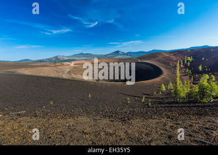 Am Rand der vulkanischer Schlackenkegel auf dem Cinder Cone Trail im Lassen Volcanic National Park, Kalifornien, USA Stockfoto