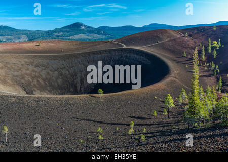 Am Rand der vulkanischer Schlackenkegel auf dem Cinder Cone Trail im Lassen Volcanic National Park, Kalifornien, USA Stockfoto