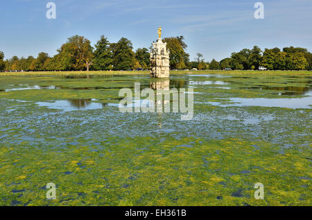 Diana Fountain bedeckt in Wasserlinsen im Sommer, Bushy Park, London, UK Stockfoto