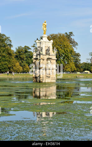 Diana Fountain bedeckt in Wasserlinsen im Sommer, Bushy Park, London, UK Stockfoto