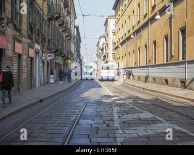 TURIN, Italien - 19. Februar 2015: Fußgänger und Busse im Stadtzentrum von Turin Stockfoto