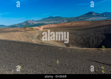 Am Rand der vulkanischer Schlackenkegel auf dem Cinder Cone Trail im Lassen Volcanic National Park, Kalifornien, USA Stockfoto