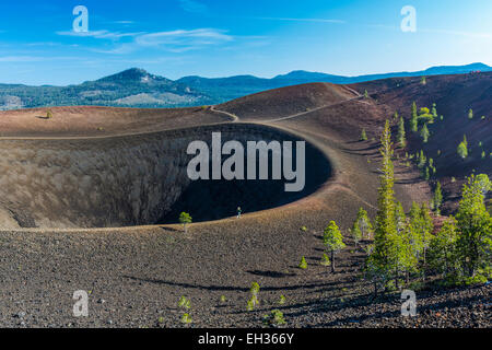 Am Rand der vulkanischer Schlackenkegel auf dem Cinder Cone Trail im Lassen Volcanic National Park, Kalifornien, USA Stockfoto