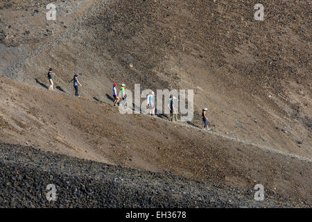 Studenten, Abstieg in den Krater auf dem Cinder Cone Trail im Lassen Volcanic National Park, Kalifornien, USA Stockfoto