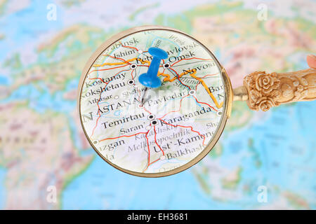 Blauen Stift auf der Weltkarte mit Lupe suchen in Astana, Kasachstan Stockfoto