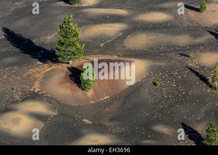 Schatten der Kiefern überqueren den gemalten Dünen, die durch Oxidation von Schlacken und Asche, gesehen von der Felge o gefärbt sind wegweisende Stockfoto