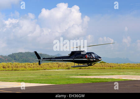 Aerospatiale AS350BA Hubschrauber startet von Lihue Flughafen Lihue, Kauai, Hawaii, USA Stockfoto