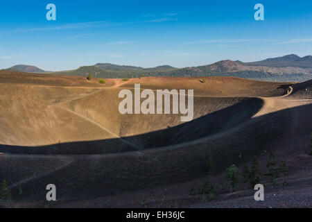 Schlackenkegel entlang Cinder Cone Trail von Butte Lake Campground in Lassen Volcanic Nationalpark, Kalifornien, USA Stockfoto