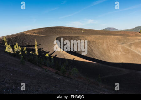 Schlackenkegel entlang Cinder Cone Trail von Butte Lake Campground in Lassen Volcanic Nationalpark, Kalifornien, USA Stockfoto