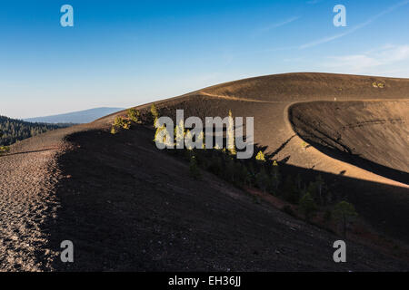 Schlackenkegel entlang Cinder Cone Trail von Butte Lake Campground in Lassen Volcanic Nationalpark, Kalifornien, USA Stockfoto