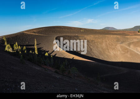 Schlackenkegel entlang Cinder Cone Trail von Butte Lake Campground in Lassen Volcanic Nationalpark, Kalifornien, USA Stockfoto