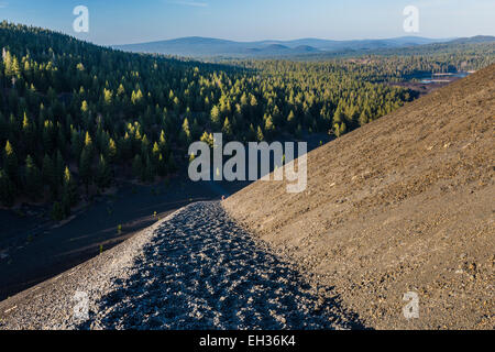 Abstieg vom Gipfel des Schlackenkegel, am Wegesrand Cinder Cone von Butte Lake Campground, Schlackenkegel in Lassen Volca Stockfoto