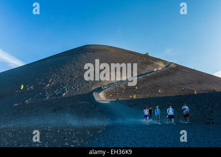 Schüler von Schlackenkegel entlang der Cinder Cone Trail führt von Butte Lake Campground zu Schlackenkegel in Lassen Stockfoto