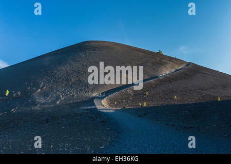 Schüler von Schlackenkegel entlang der Cinder Cone Trail führt von Butte Lake Campground zu Schlackenkegel in Lassen Stockfoto