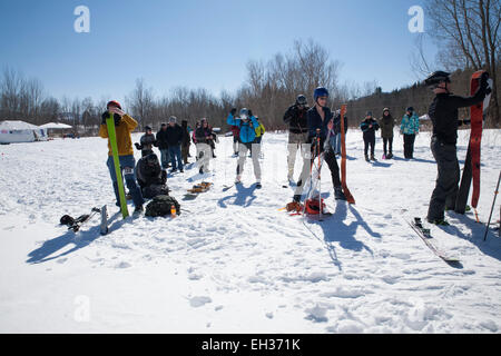 Skifahrer in die Halbzeit-Marke fügt Skins auf Skiern an den Thunderbolt-Skirennen im März 2015 auf Mount Greylock, Adams, MA. Stockfoto