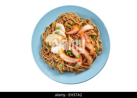 Gebratene Nudeln mit Schweinebraten und Fischfrikadellen auf sauberer Hintergrund Stockfoto