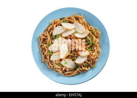 Gebratene Nudeln mit Fisch Kuchen in Draufsicht sauberer Hintergrund Stockfoto