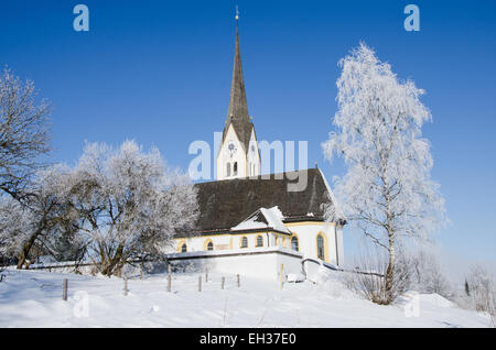 Winter-Oberbayern Kirche mit gotischen Turmspitze Raureif auf Bäumen Schnee klarer Himmel blauen Himmel Stockfoto