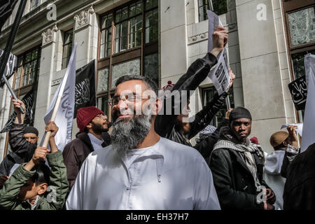 Der Islamist Brustchom Ziamani hat sich vor dem Old Bailey Court wegen Vorwürfen zur Terrorismusvorbereitung schuldig gemacht. Hier im Bild (rechts, Blick in die Kamera) 9. Mai 2014 vor der Indischen Hochkommission bei einem islamistischen Protest, der vom Prediger Anjem Choudary (Zentrum) organisiert wurde. Stockfoto