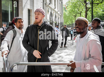 Der Islamist Brustchom Ziamani hat sich vor dem Old Bailey Court wegen Vorwürfen zur Terrorismusvorbereitung schuldig gemacht. Hier im 9. Mai 2014. Von links nach rechts: Abu Rumaysah (Siddhartha Dhar), Abdullah Deen, Suleyman & Brusthom Ziamani vor der indischen Hochkommission während eines islamistischen Protestes. Stockfoto