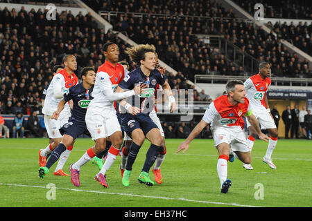 Paris, Frankreich. 4. März 2015. Coupe de France Football. Paris Saint-Germain gegen Monaco. Thiago Silva (PSG) David Luiz (PSG) Abdou Diallo - Fabinho Jeremy Toulalan (Monaco) Geoffrey Kondogbia (Monaco) füllen der Bereich als ein Kreuz in kommt © Action Plus Sport/Alamy Live News Stockfoto