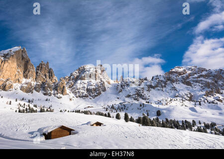 Berghütte Passo Gardena und Sellagruppe, Val Gardena, Bezirk Bozen, Trentino Alto Adige, Dolomiten, Italien Stockfoto